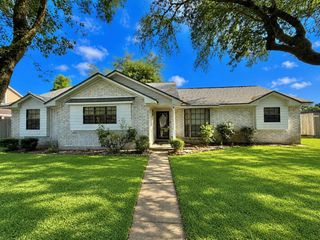 3 S Erik Drive, Angleton, TX 77515