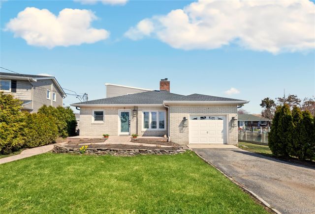 2 E Lido Prom, Lindenhurst, NY 11757