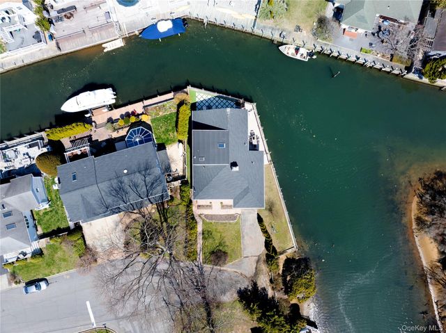 2 E Lido Prom, Lindenhurst, NY 11757