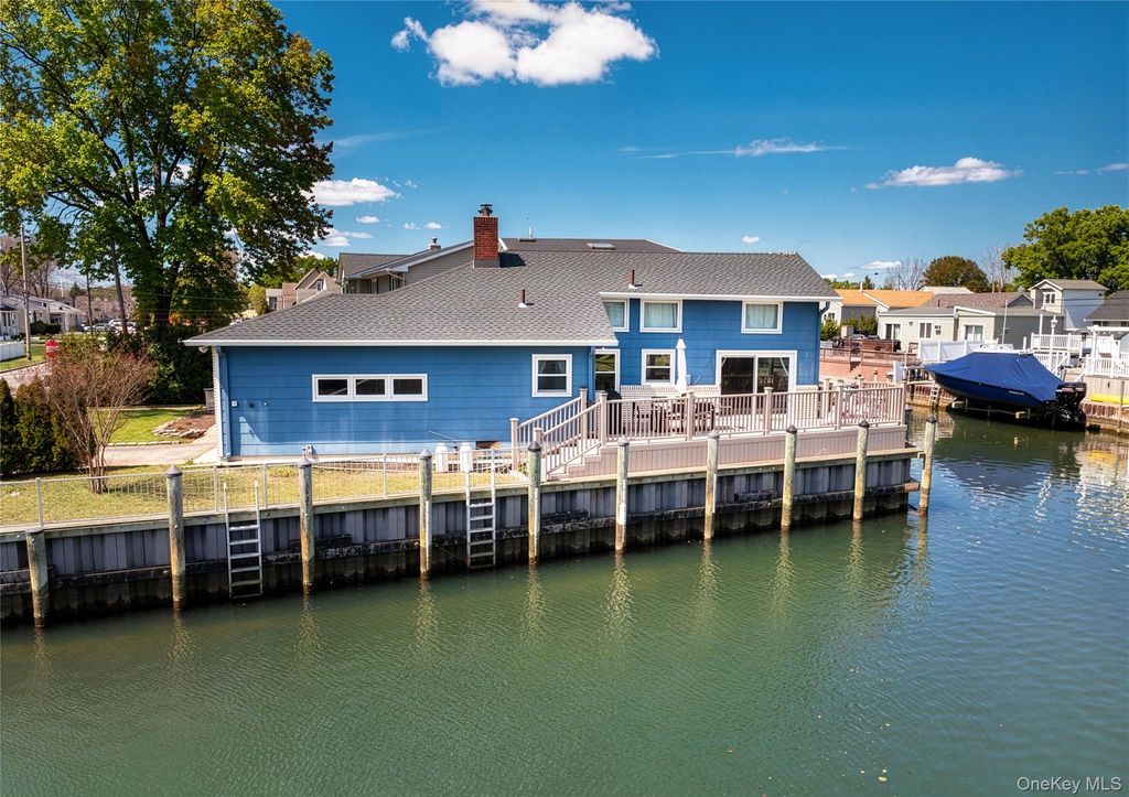 2 E Lido Prom, Lindenhurst, NY 11757