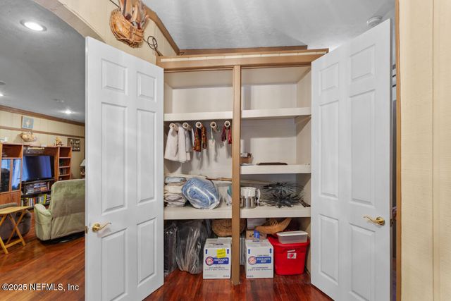 335 S CAROLINA Street, Hawthorne, FL 32640