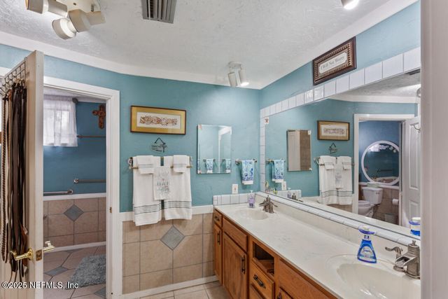 335 S CAROLINA Street, Hawthorne, FL 32640