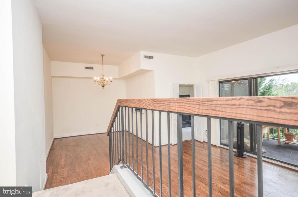 122 ROBERTS LN #400, Alexandria, VA 22314