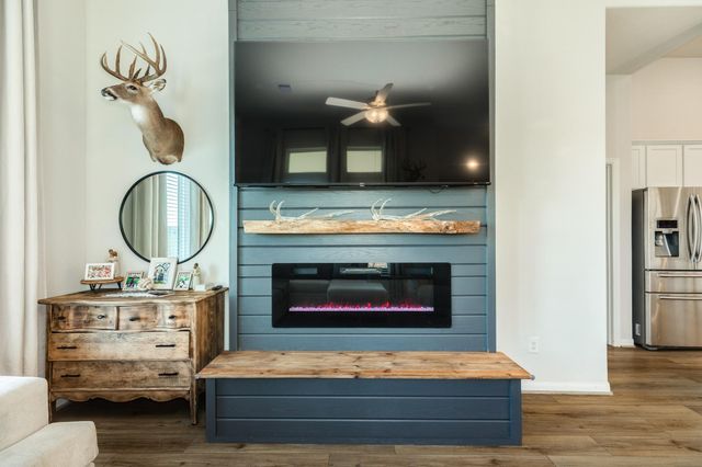 303 Twin Lakes Boulevard W, West Columbia, TX 77486