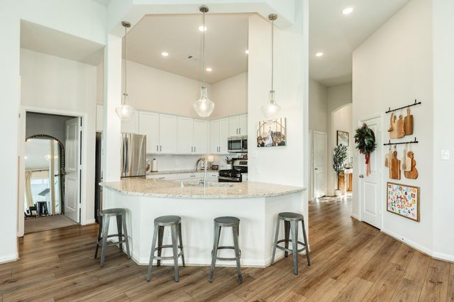 303 Twin Lakes Boulevard W, West Columbia, TX 77486