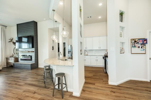 303 Twin Lakes Boulevard W, West Columbia, TX 77486