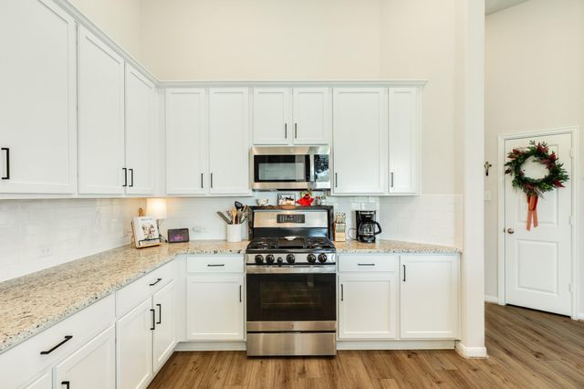 303 Twin Lakes Boulevard W, West Columbia, TX 77486