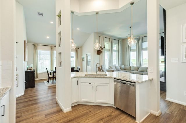 303 Twin Lakes Boulevard W, West Columbia, TX 77486