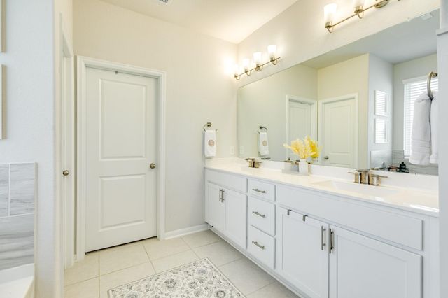 303 Twin Lakes Boulevard W, West Columbia, TX 77486