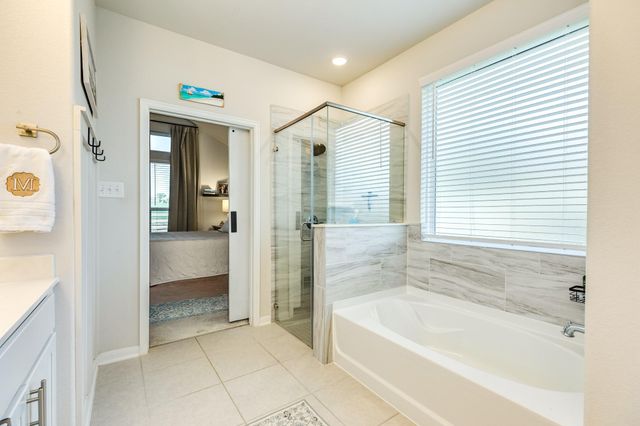 303 Twin Lakes Boulevard W, West Columbia, TX 77486