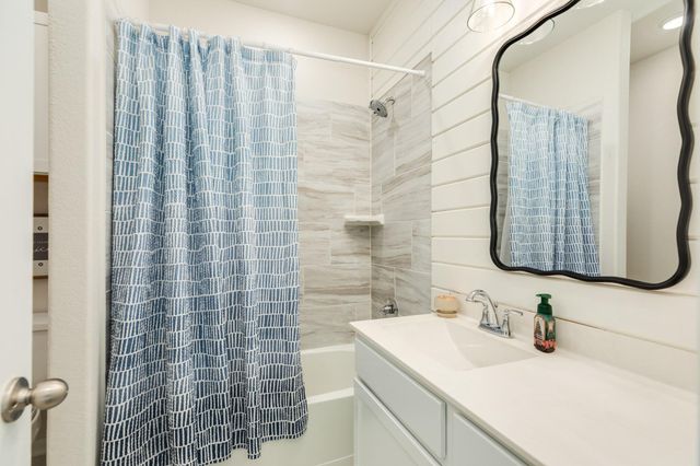 303 Twin Lakes Boulevard W, West Columbia, TX 77486