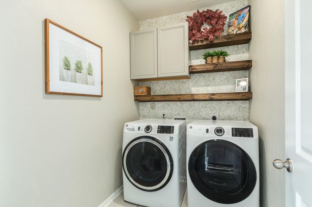 303 Twin Lakes Boulevard W, West Columbia, TX 77486