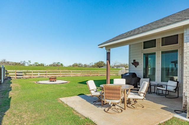 303 Twin Lakes Boulevard W, West Columbia, TX 77486