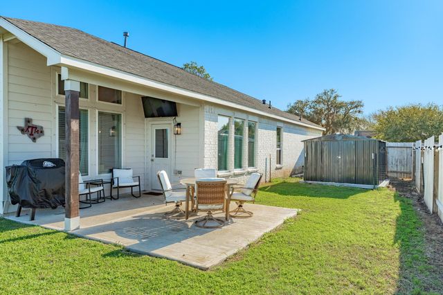 303 Twin Lakes Boulevard W, West Columbia, TX 77486