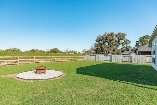 303 Twin Lakes Boulevard W, West Columbia, TX 77486