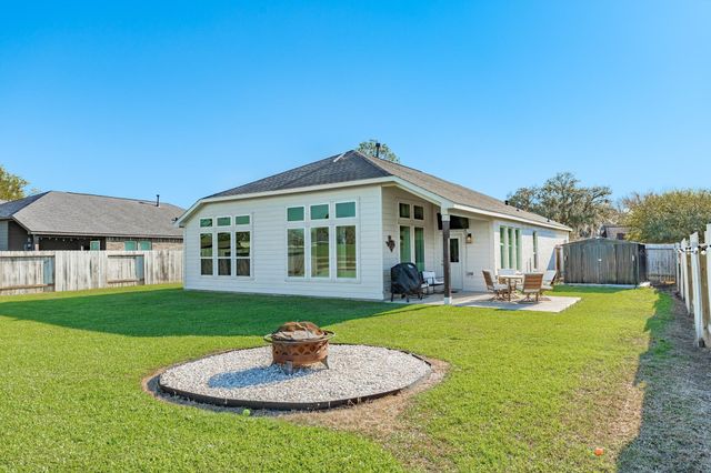 303 Twin Lakes Boulevard W, West Columbia, TX 77486