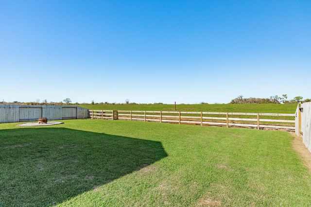 303 Twin Lakes Boulevard W, West Columbia, TX 77486