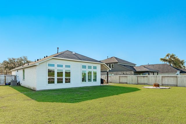 303 Twin Lakes Boulevard W, West Columbia, TX 77486