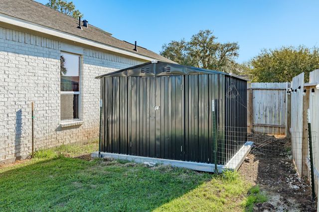 303 Twin Lakes Boulevard W, West Columbia, TX 77486