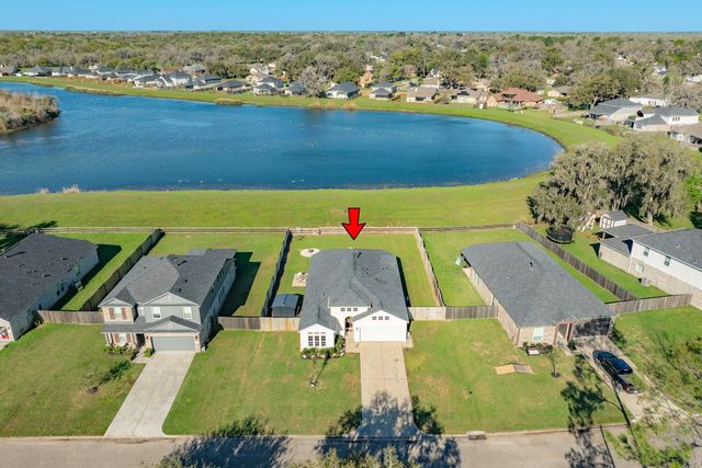 303 Twin Lakes Boulevard W, West Columbia, TX 77486