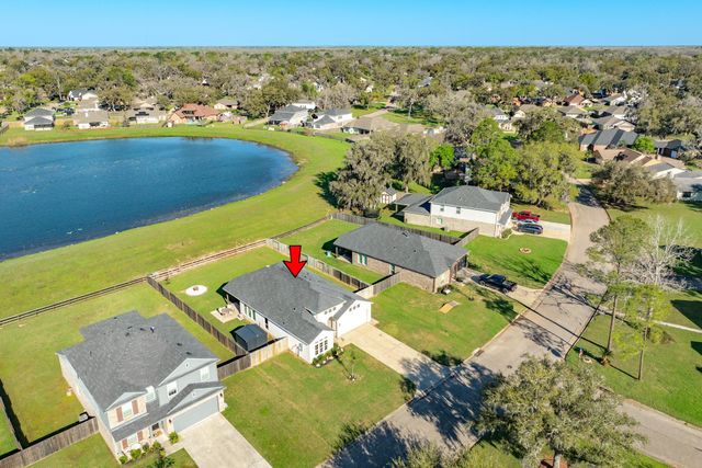 303 Twin Lakes Boulevard W, West Columbia, TX 77486