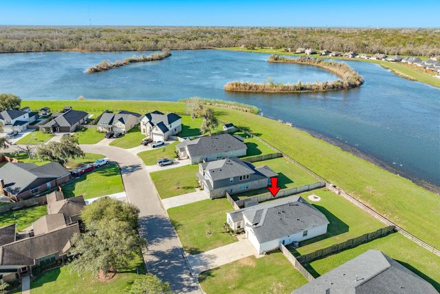 303 Twin Lakes Boulevard W, West Columbia, TX 77486