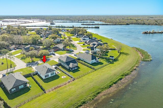 303 Twin Lakes Boulevard W, West Columbia, TX 77486