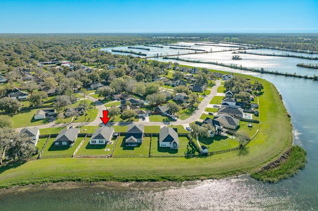 303 Twin Lakes Boulevard W, West Columbia, TX 77486