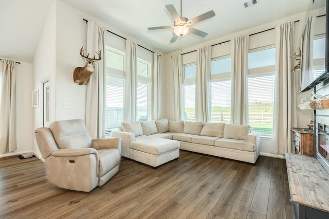 303 Twin Lakes Boulevard W, West Columbia, TX 77486