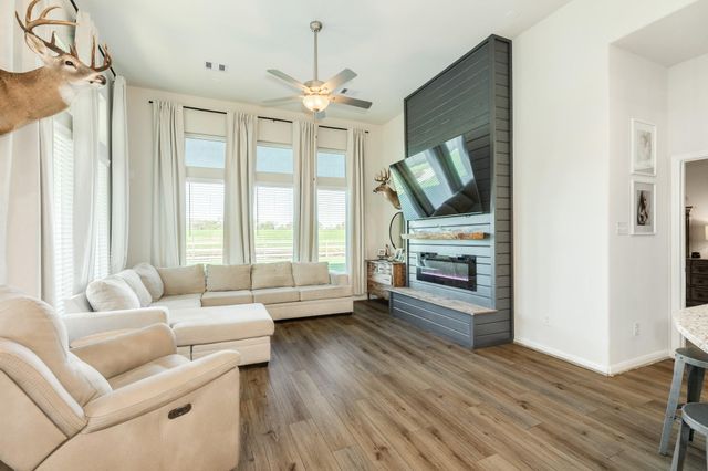 303 Twin Lakes Boulevard W, West Columbia, TX 77486