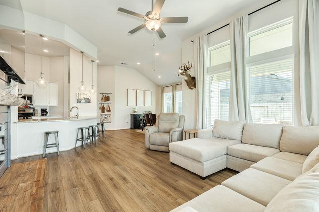 303 Twin Lakes Boulevard W, West Columbia, TX 77486