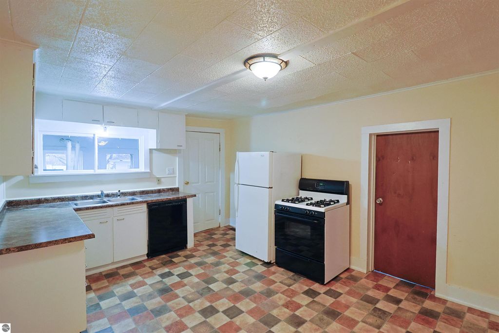 Image 6 of property listing at 532 N Ithaca Street, Ithaca, MI 48847