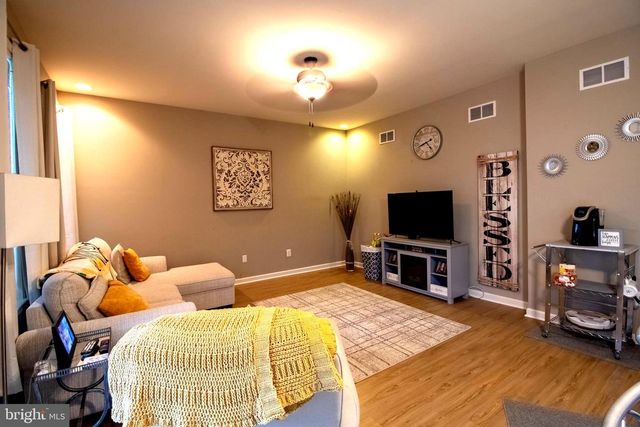 104 E STRATHMORE WAY E, Martinsburg, WV 25403