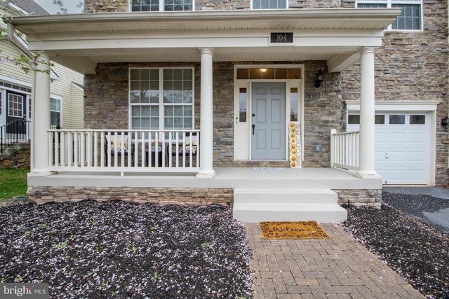 104 E STRATHMORE WAY E, Martinsburg, WV 25403