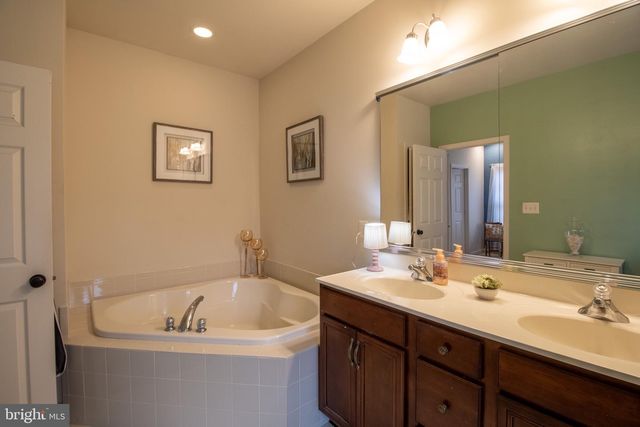 104 E STRATHMORE WAY E, Martinsburg, WV 25403