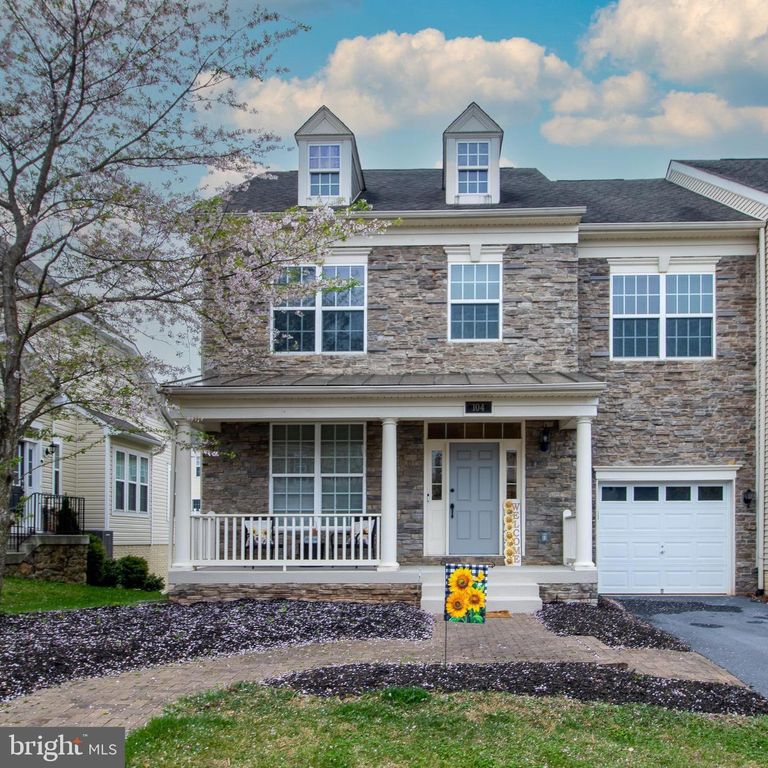 104 E STRATHMORE WAY E, Martinsburg, WV 25403