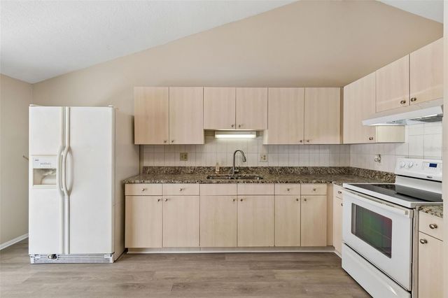 8804 BRIAR HOLLOW COURT, Tampa, FL 33634