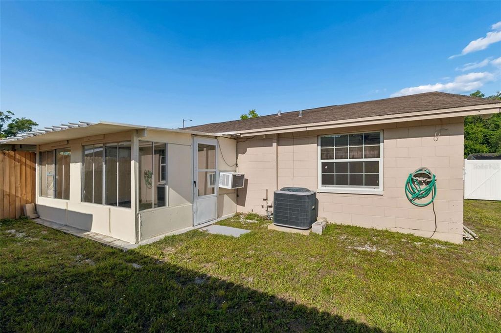 Image 22 of property listing at 8804 BRIAR HOLLOW COURT, Tampa, FL 33634