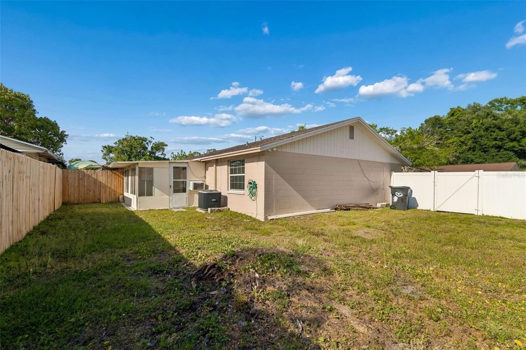 Image 24 of property listing at 8804 BRIAR HOLLOW COURT, Tampa, FL 33634