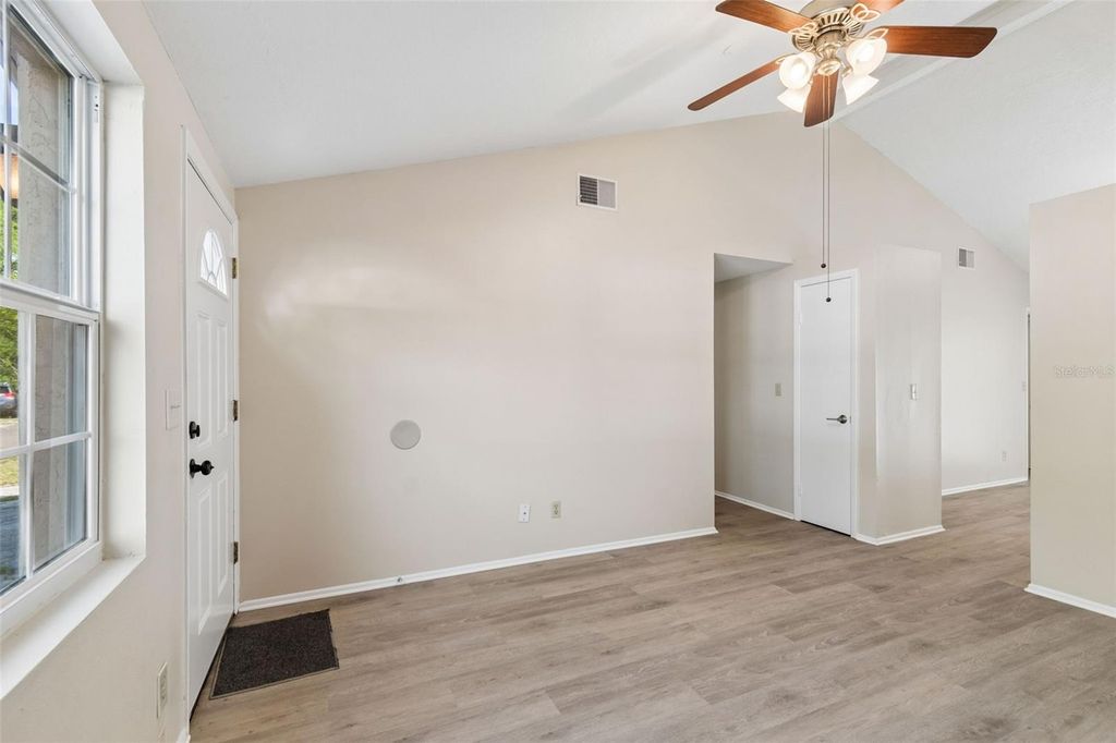 Image 5 of property listing at 8804 BRIAR HOLLOW COURT, Tampa, FL 33634