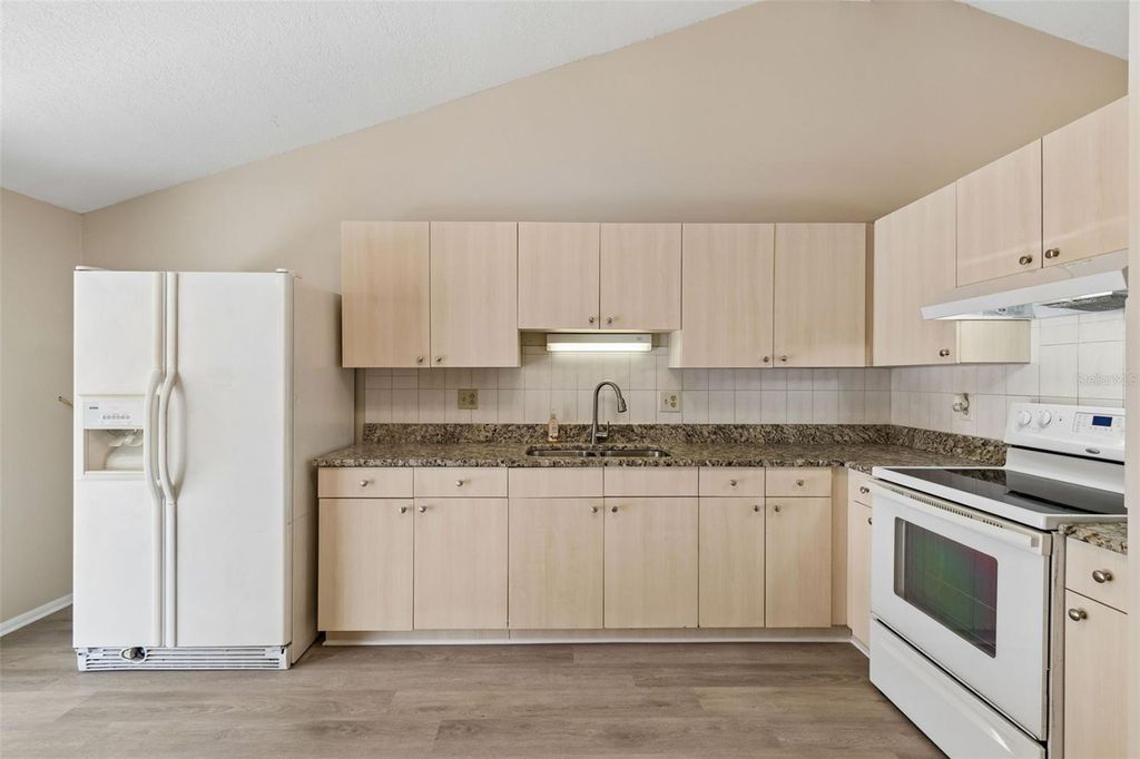 Image 9 of property listing at 8804 BRIAR HOLLOW COURT, Tampa, FL 33634
