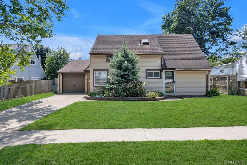 11 Sprucewood Drive, Levittown, NY 11756 — exterior