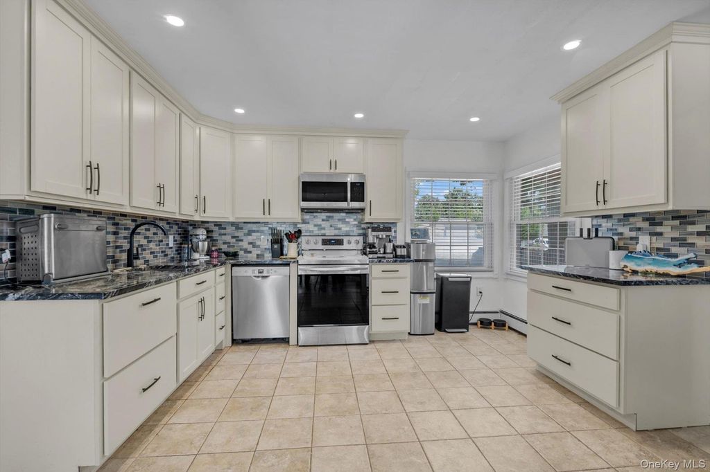 11 Sprucewood Drive, Levittown, NY 11756 — photo 4