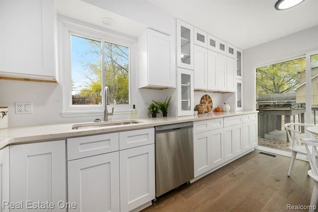 4910 Chipman Drive, Waterford, MI 48327