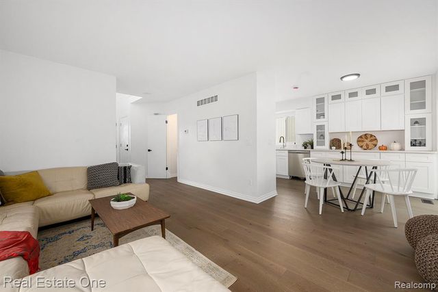 4910 Chipman Drive, Waterford, MI 48327