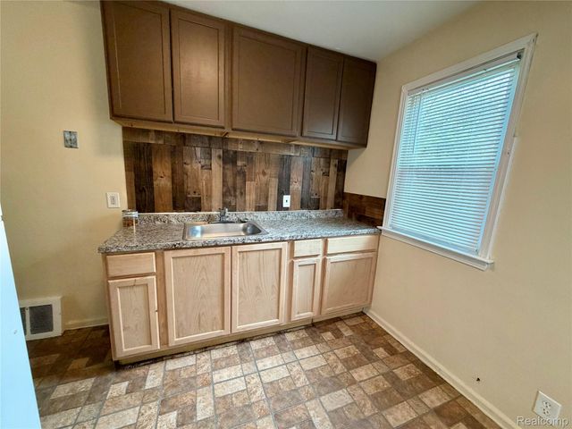 7744 Asbury Park, Detroit, MI 48228