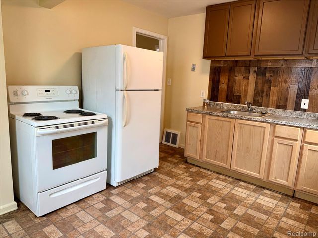 7744 Asbury Park, Detroit, MI 48228