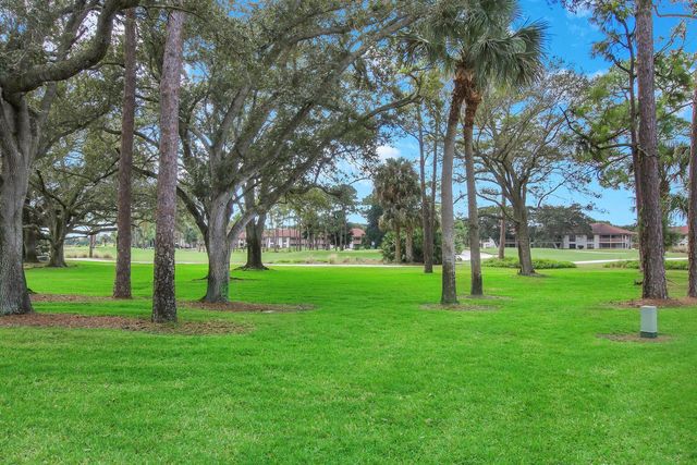 533 Club Drive, Palm Beach Gardens, FL 33418