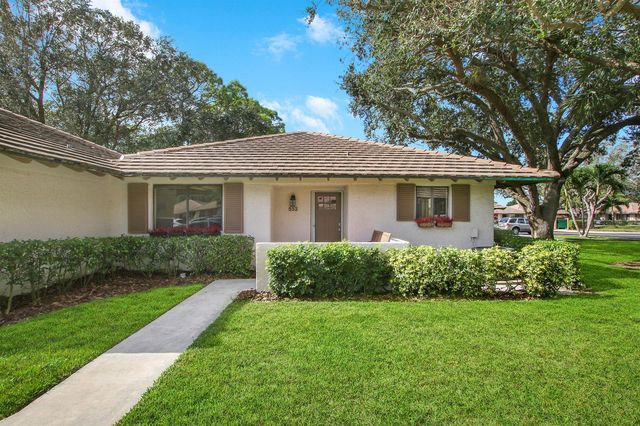 533 Club Drive, Palm Beach Gardens, FL 33418