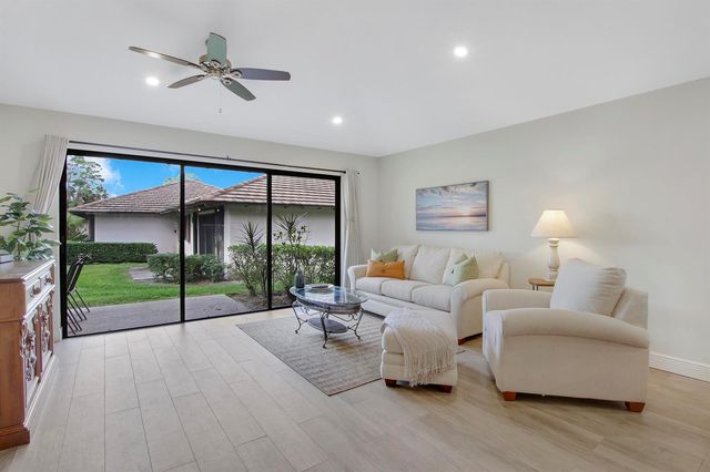 533 Club Drive, Palm Beach Gardens, FL 33418